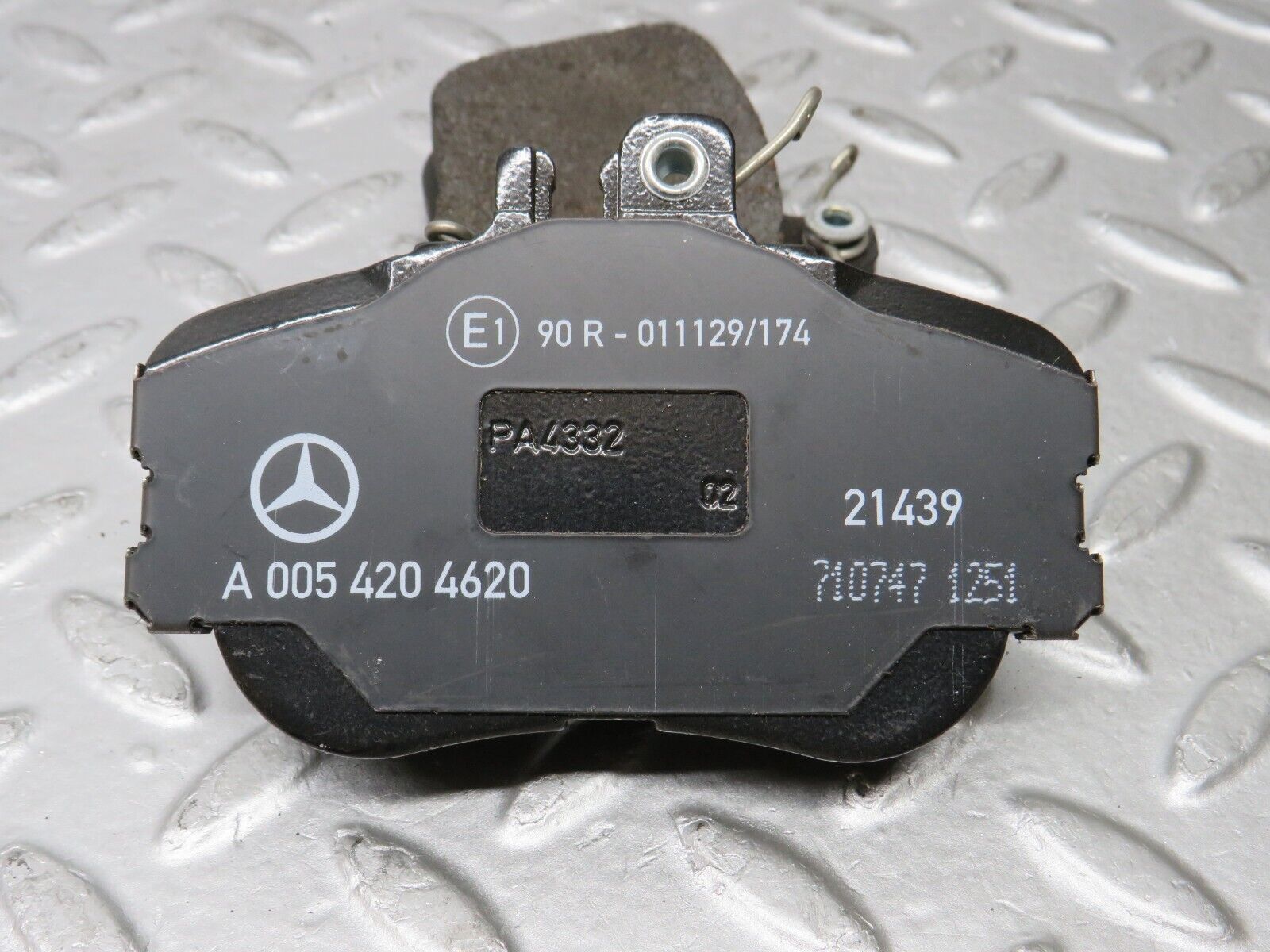 38206 Mercedes-Benz W202 Genuine Front Brake Pads New 0054204620