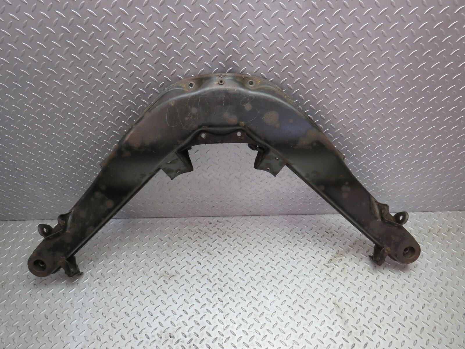 4090 Mercedes-Benz S123 200T Wagon Rear Subframe Axle Carrier Suspension