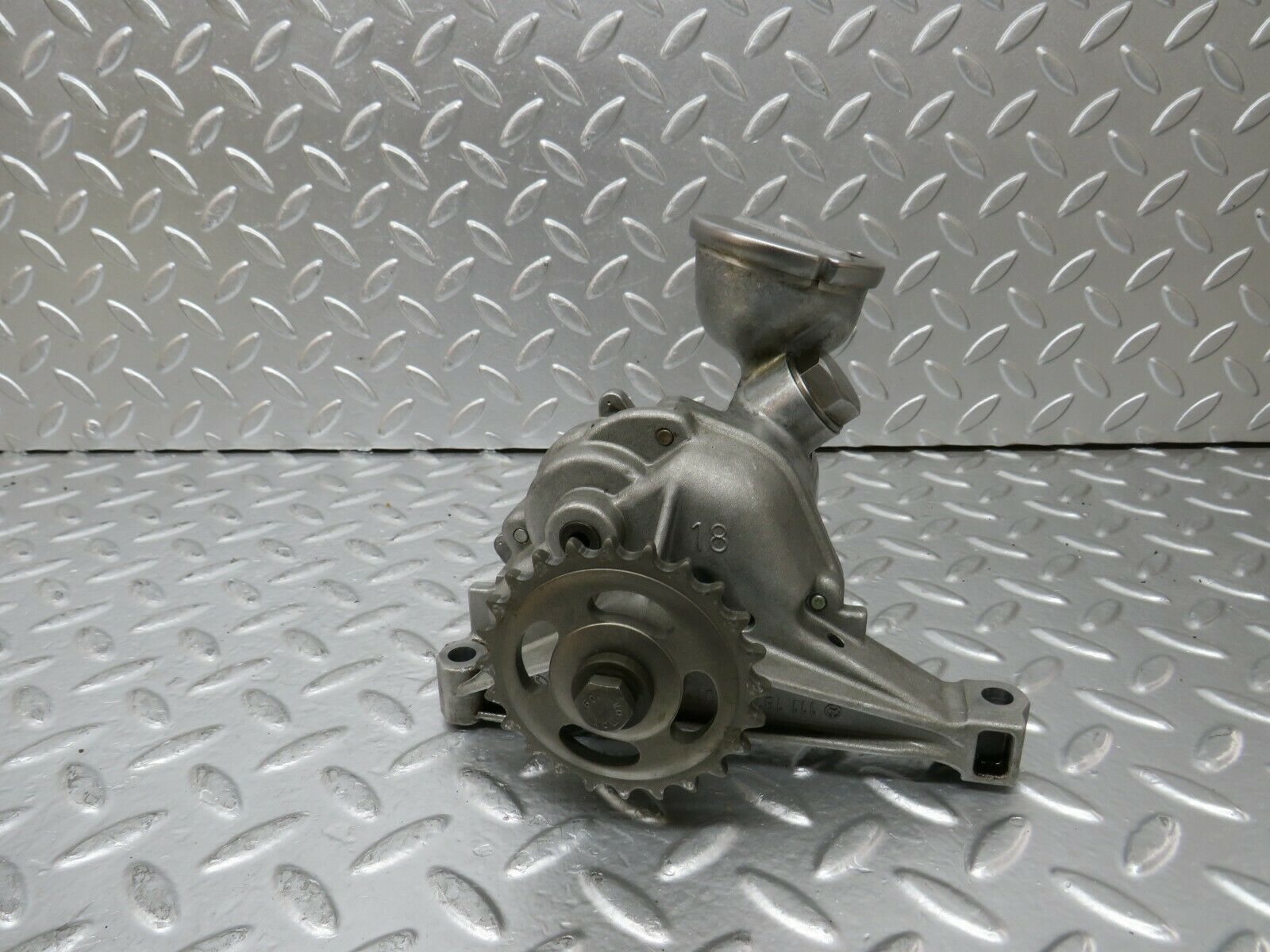 24359 Mercedes-Benz S124 220TE Wagon Oil Pump 1111810201