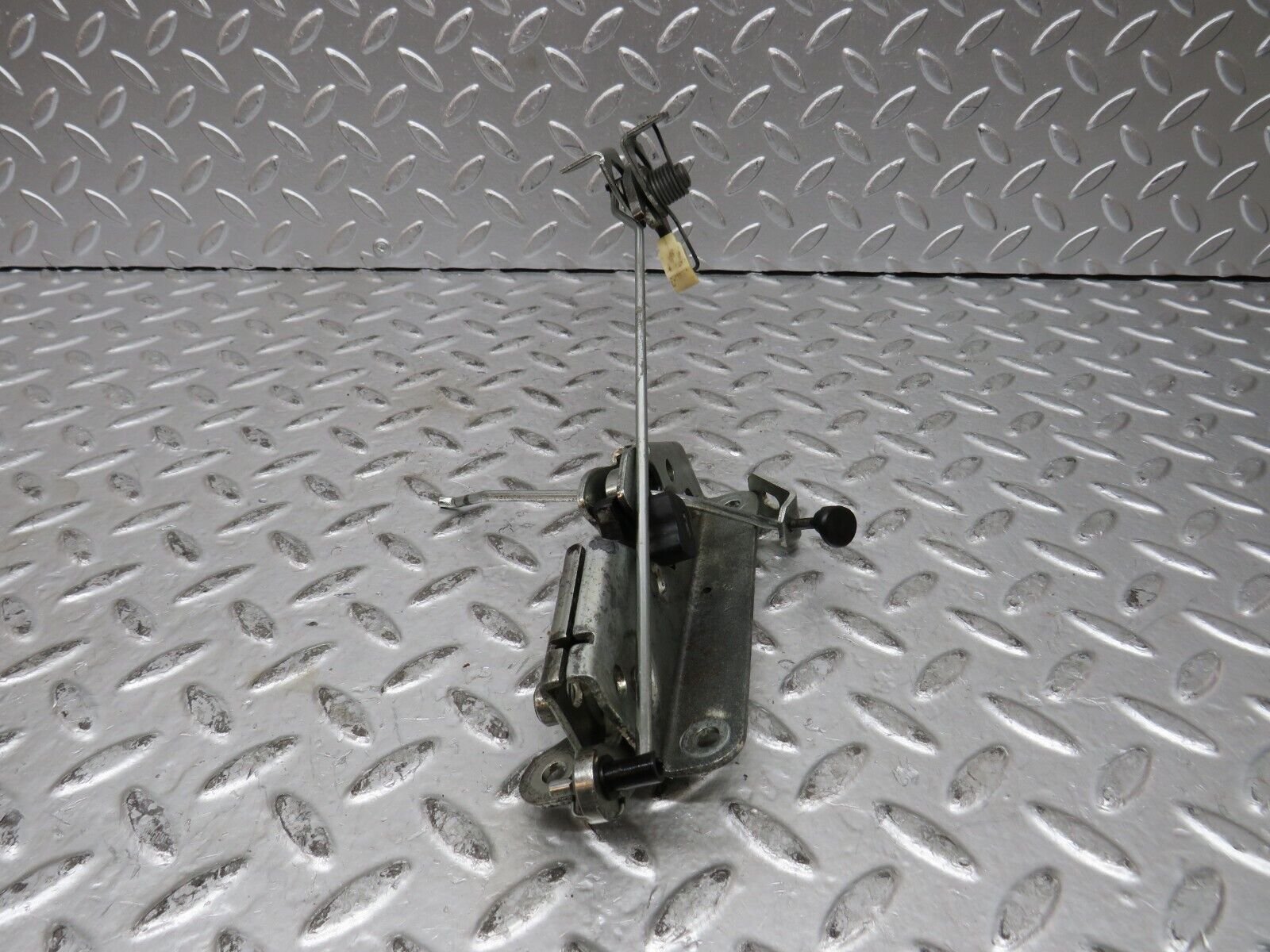 27835 Mercedes-Benz S124 300TE Wagon Rear Right Seat Bench Locking Mechanism