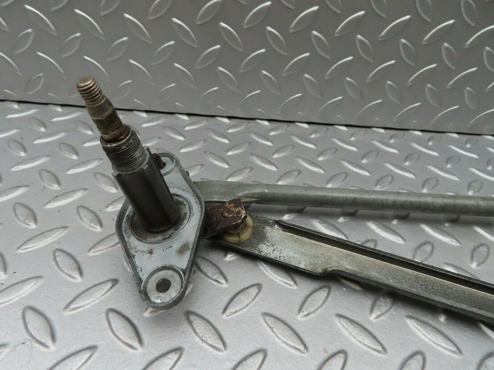 4808 Mercedes-Benz W114 280CE Coupe Windscreen Wiper Linkage
