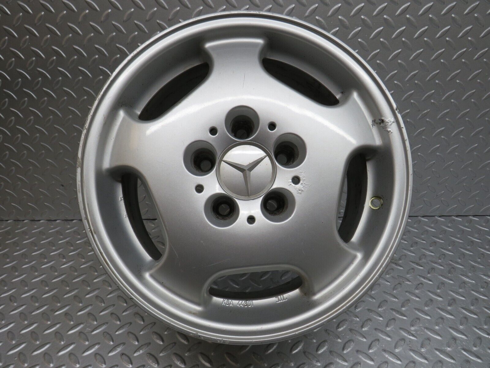 38188 Mercedes-Benz A124 Alloy Wheel 7Jx15H2 ET37 KBA44301