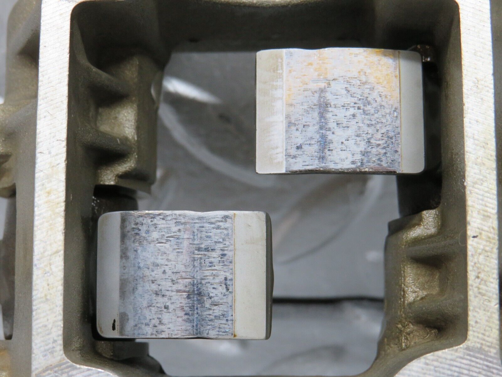 32624 Mercedes-Benz S124 300TE Rocker Arms Camshaft Bearing Block 1030510610