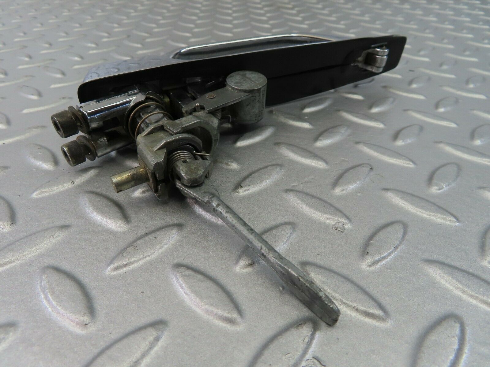 7237 Mercedes-Benz W116 450SE Exterior Door Handle Front Left With Key
