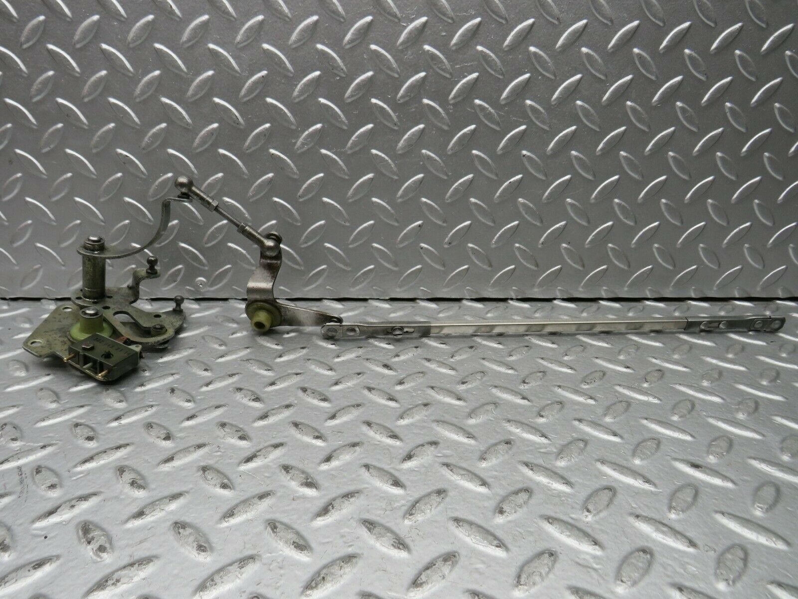 22182 Mercedes-Benz S123 280TE Wagon Throttle Linkage 0025450114