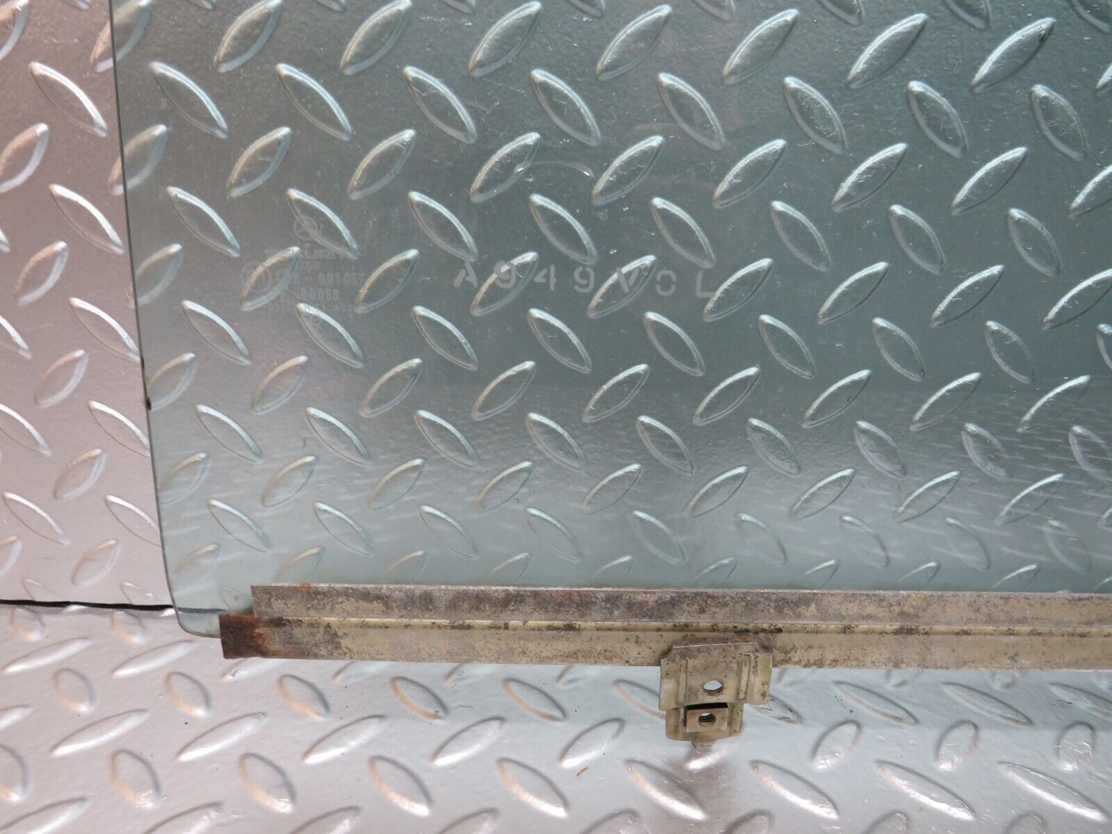 25473 Mercedes-Benz W123 200 Rear Right Door Window Glass