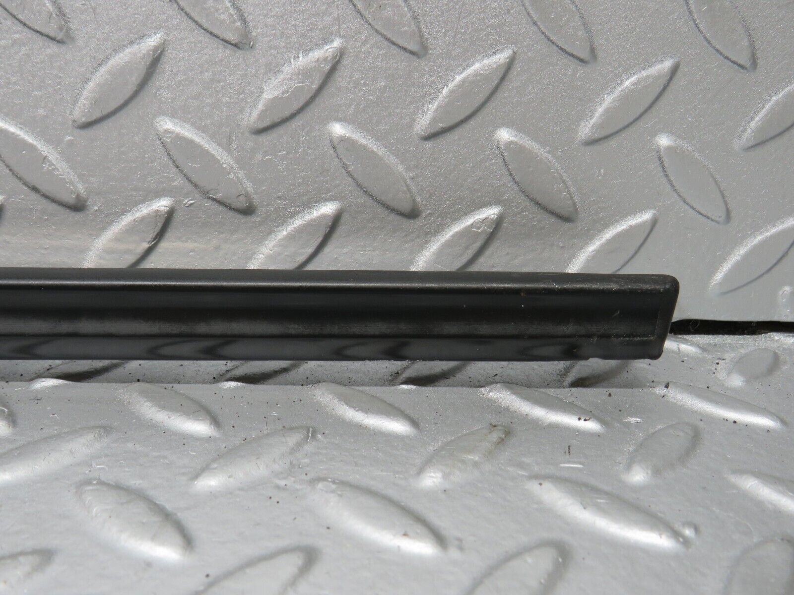 40641 Mercedes-Benz W123 300D Rear Left Door Centre Moulding Trim