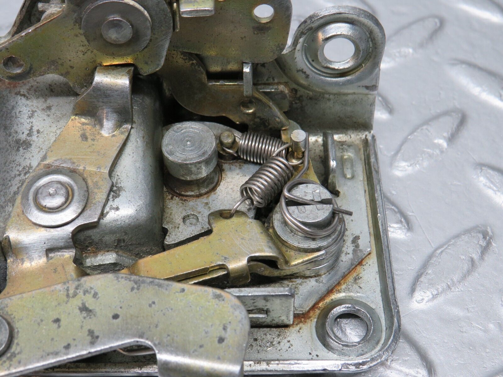 39093 Mercedes-Benz R107 500SL Coupe Right Door Lock Mechanism