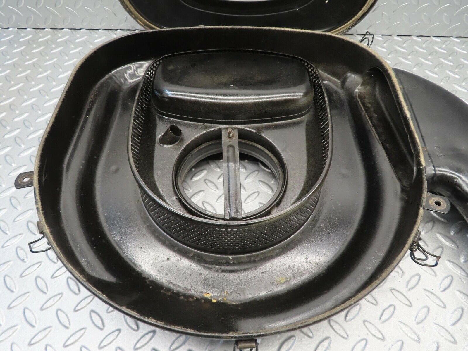 11822 Mercedes-Benz R107 450SL Air Filter Housing 4517485106