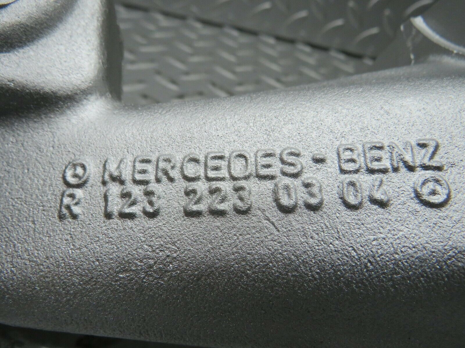 22157 Mercedes-Benz S123 280TE Wagon Engine Mount Bracket Right 1232230304