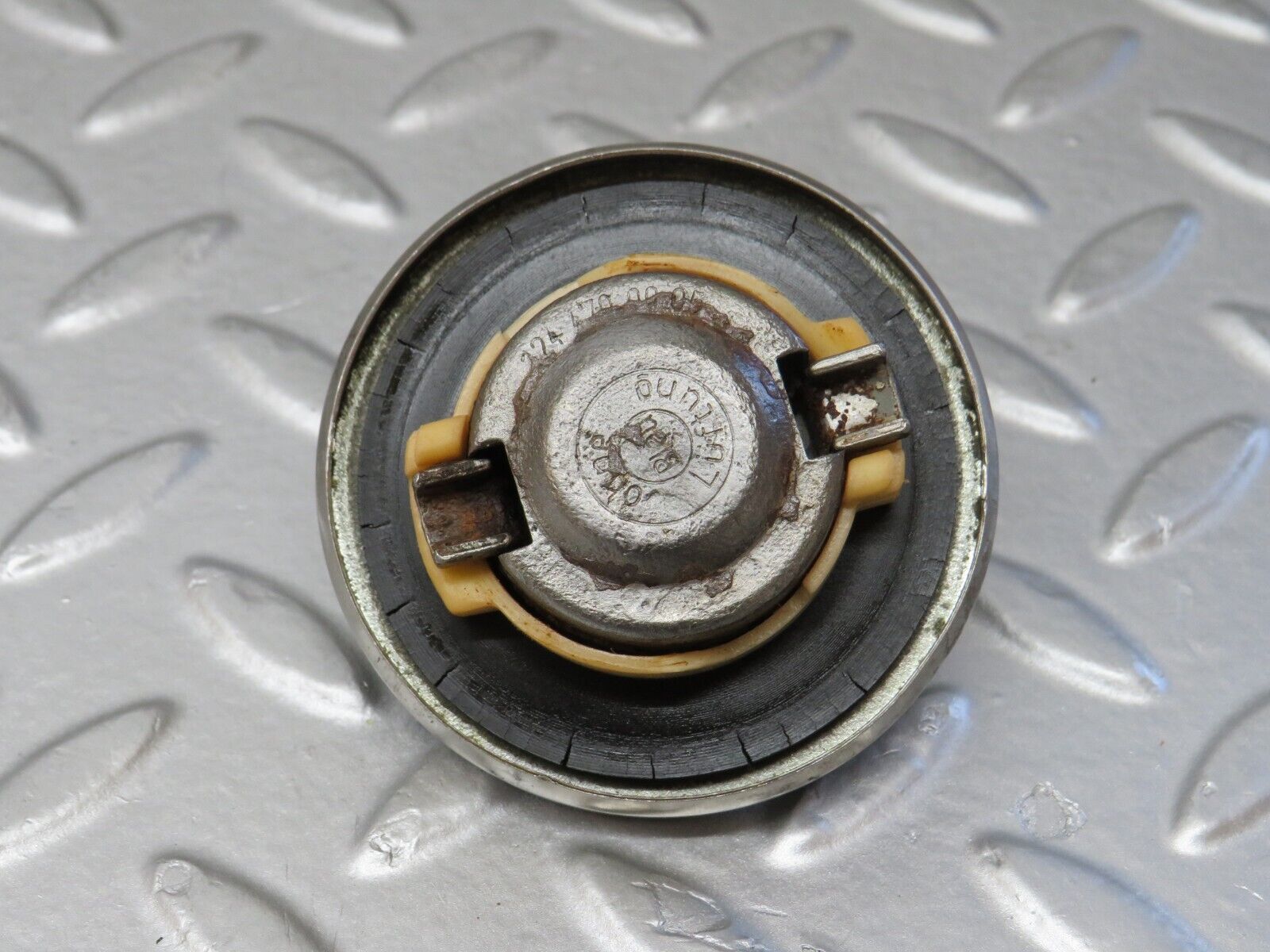 36804 Mercedes-Benz W201 190E 2.0L Fuel Tank Metal Cap 1244700005