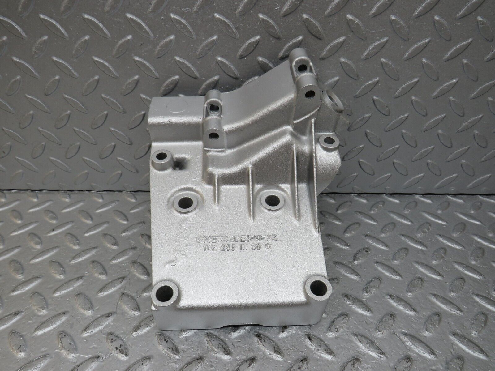 36790 Mercedes-Benz W201 190E 2.0L Power Steering Pump Bracket 1022361030