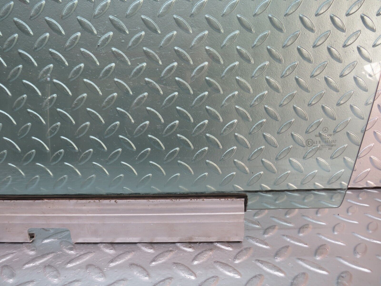 29262 Mercedes-Benz W124 230E Front Left Door Window Glass