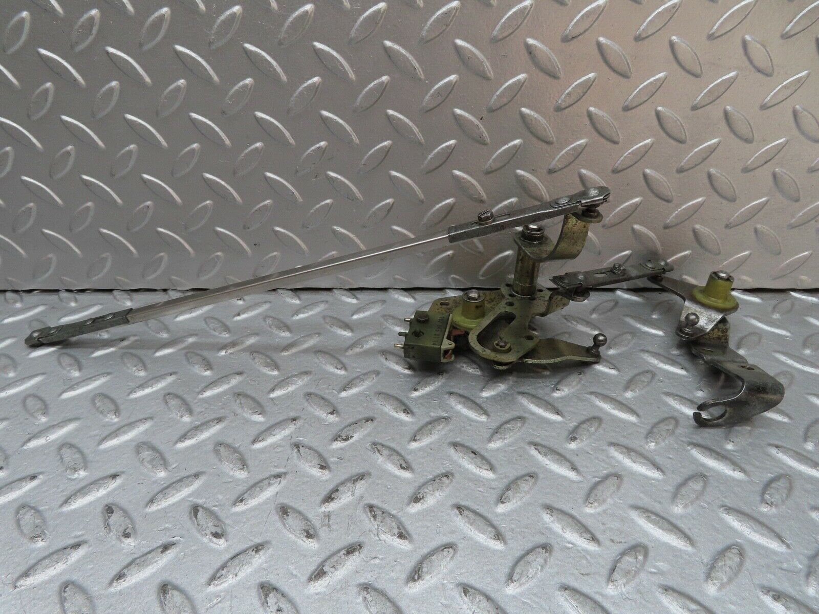 16911 Mercedes-Benz C123 280CE Coupe Throttle Linkage 0025450114
