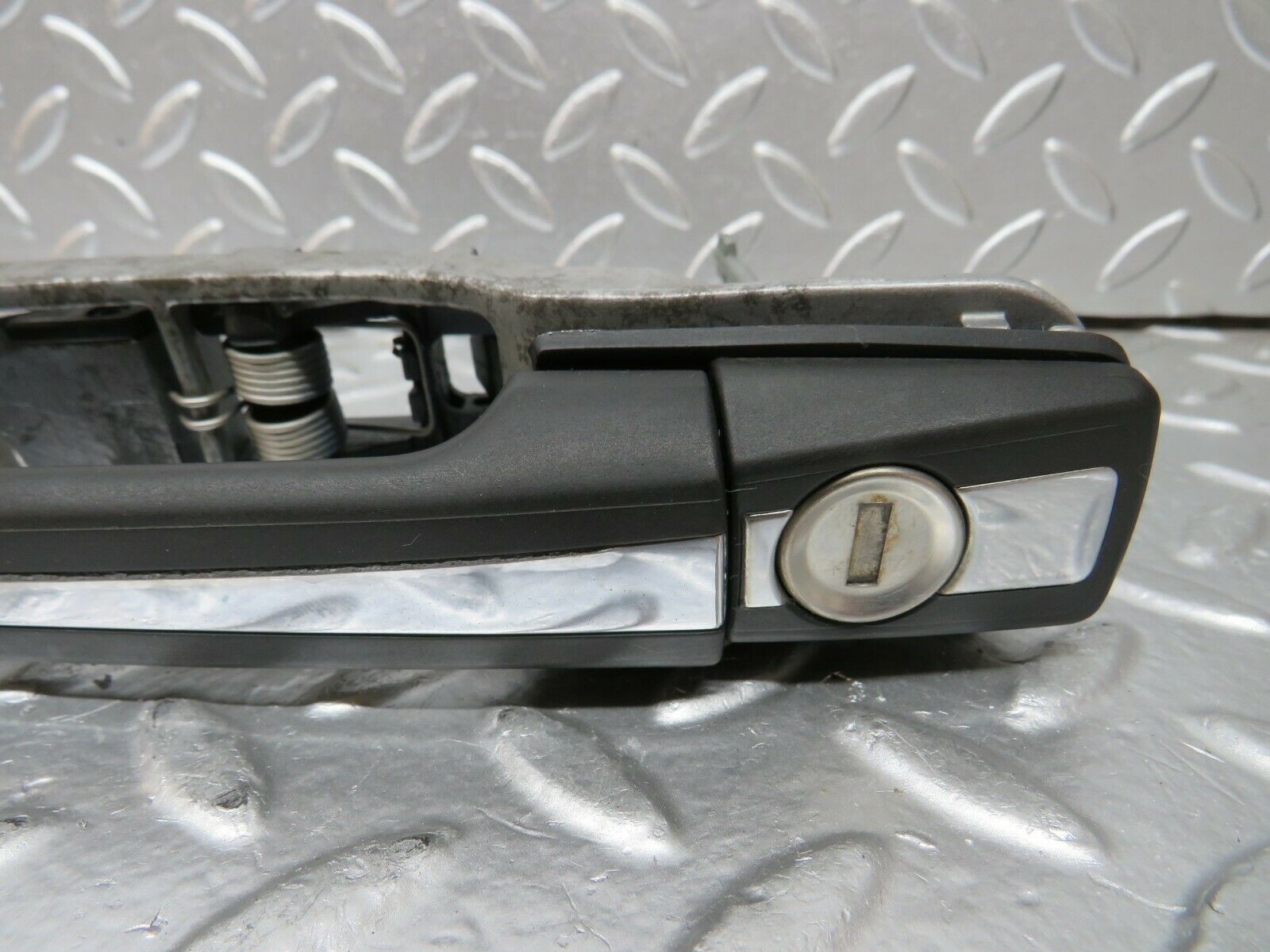 24256 Mercedes-Benz S124 220TE Front Left Exterior Door Handle No Key