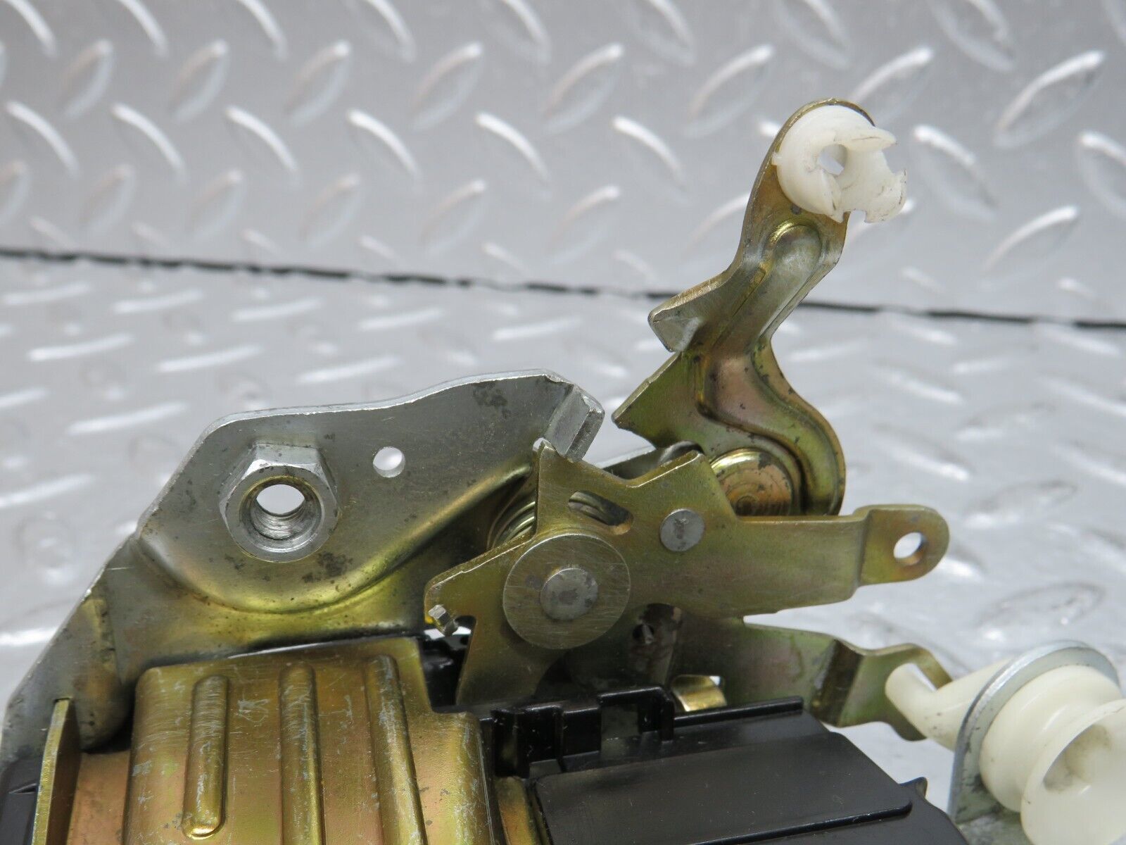 32453 Mercedes-Benz S124 300TE Wagon Front Left Door Lock Mechanism