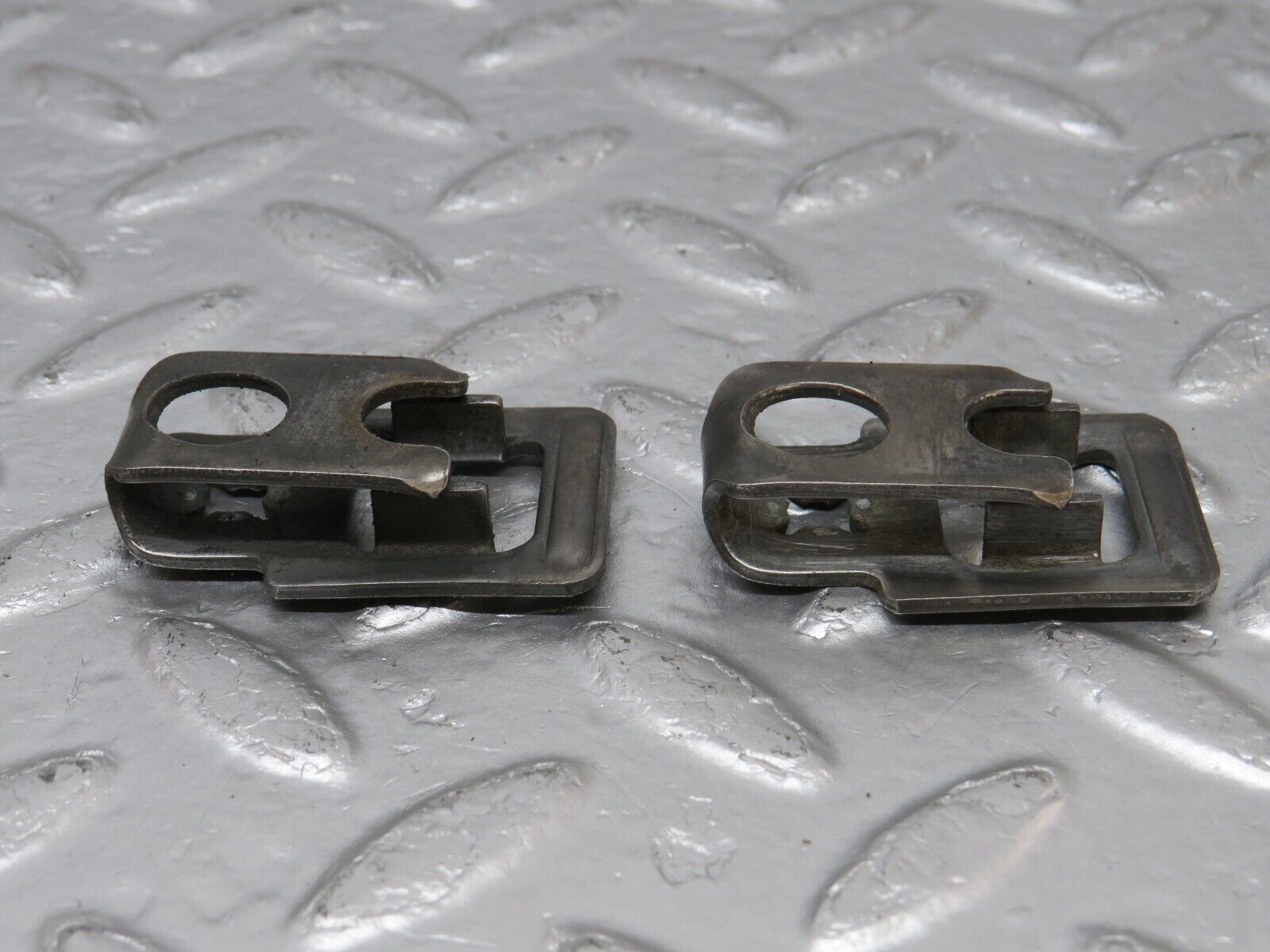 34131 Mercedes-Benz W124 260E Fuel Injector Bracket 2x