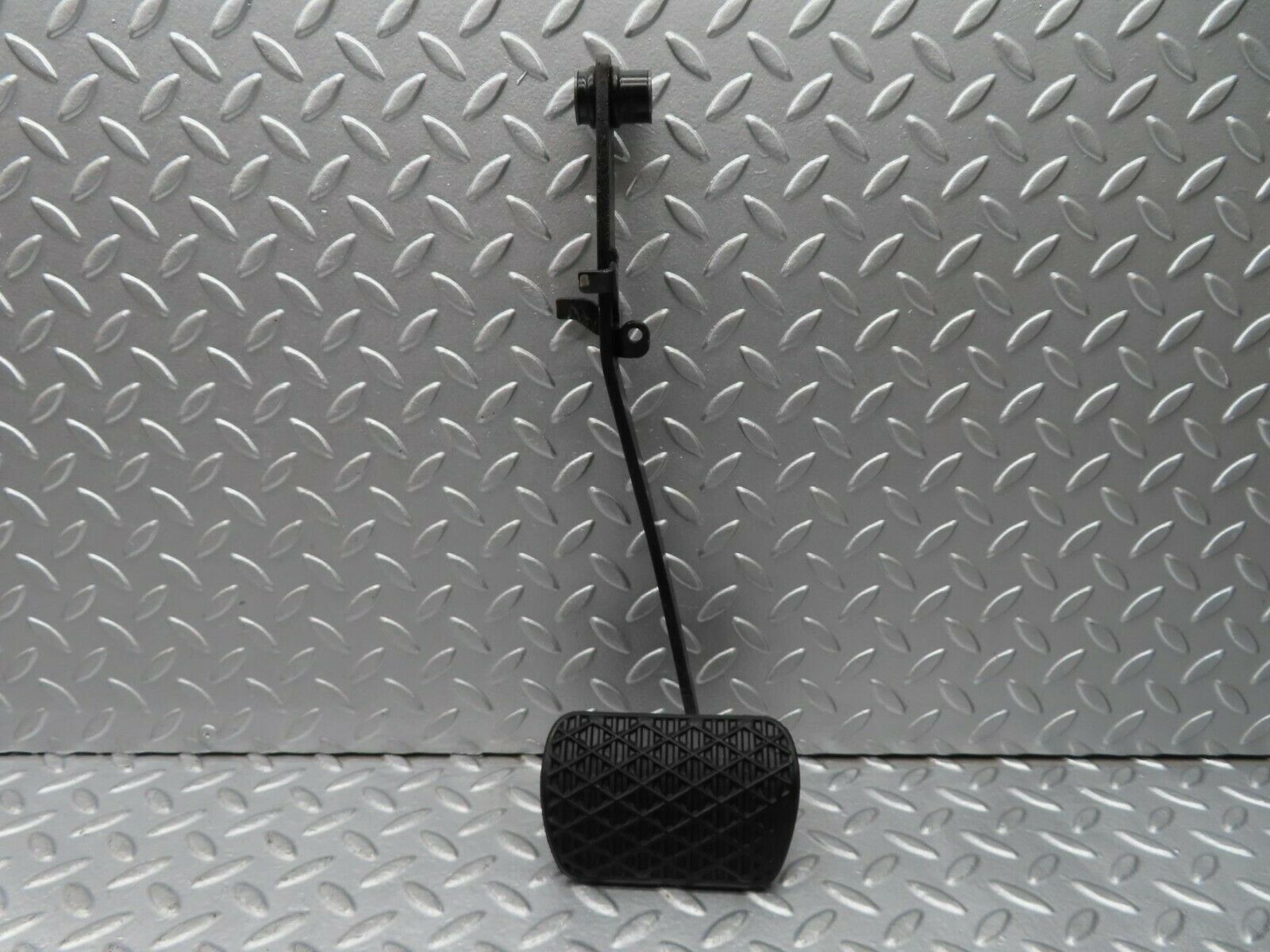 16362 Mercedes-Benz W124 260E Brake Pedal With Rubber 1232910082