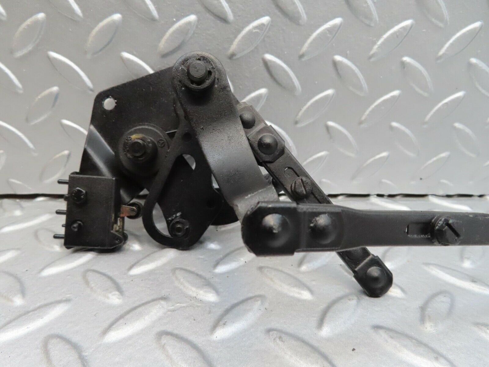 16002 Mercedes-Benz W123 280E Throttle Linkage