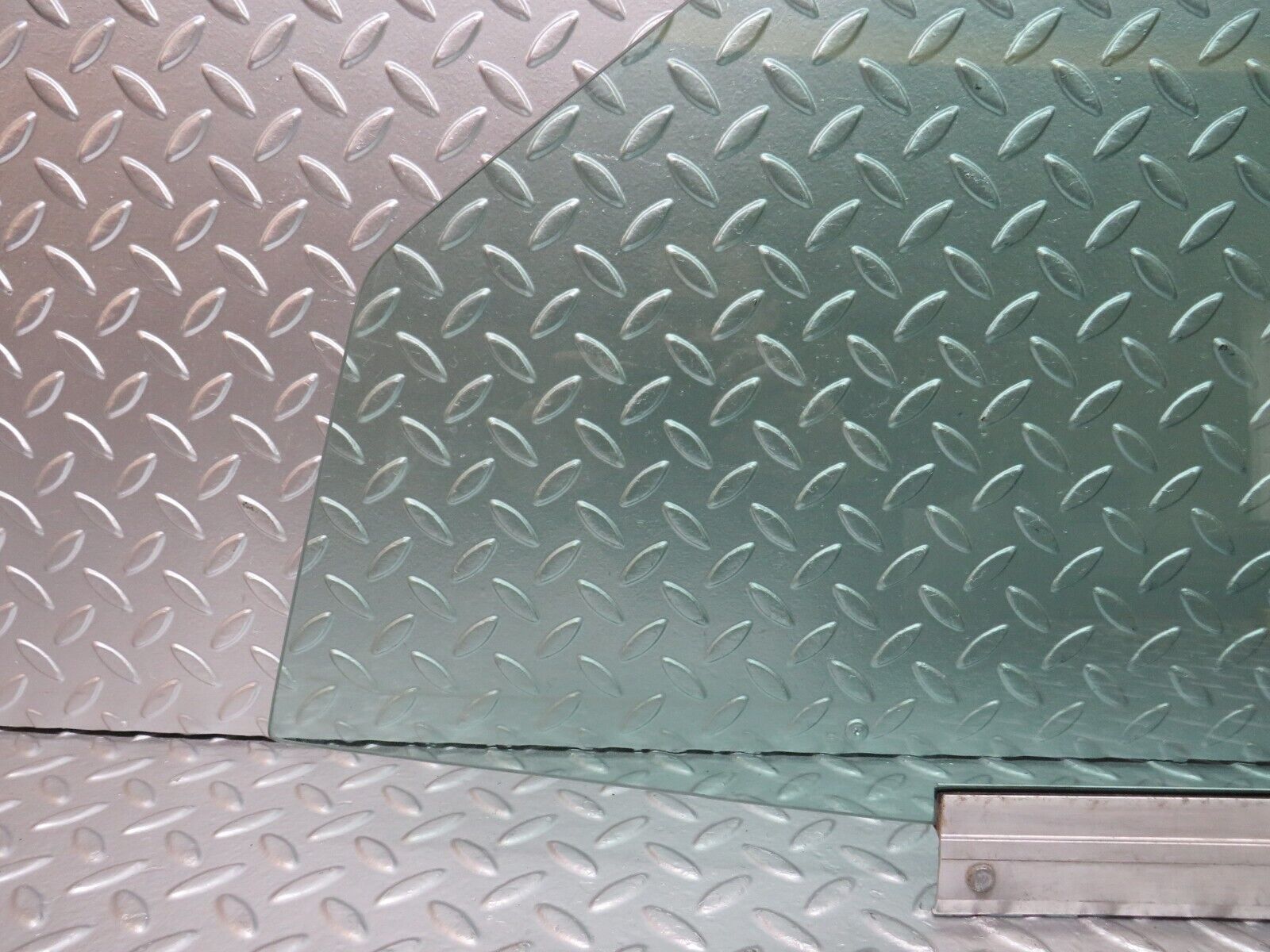 25646 Mercedes-Benz W124 280E Front Left Door Window Glass