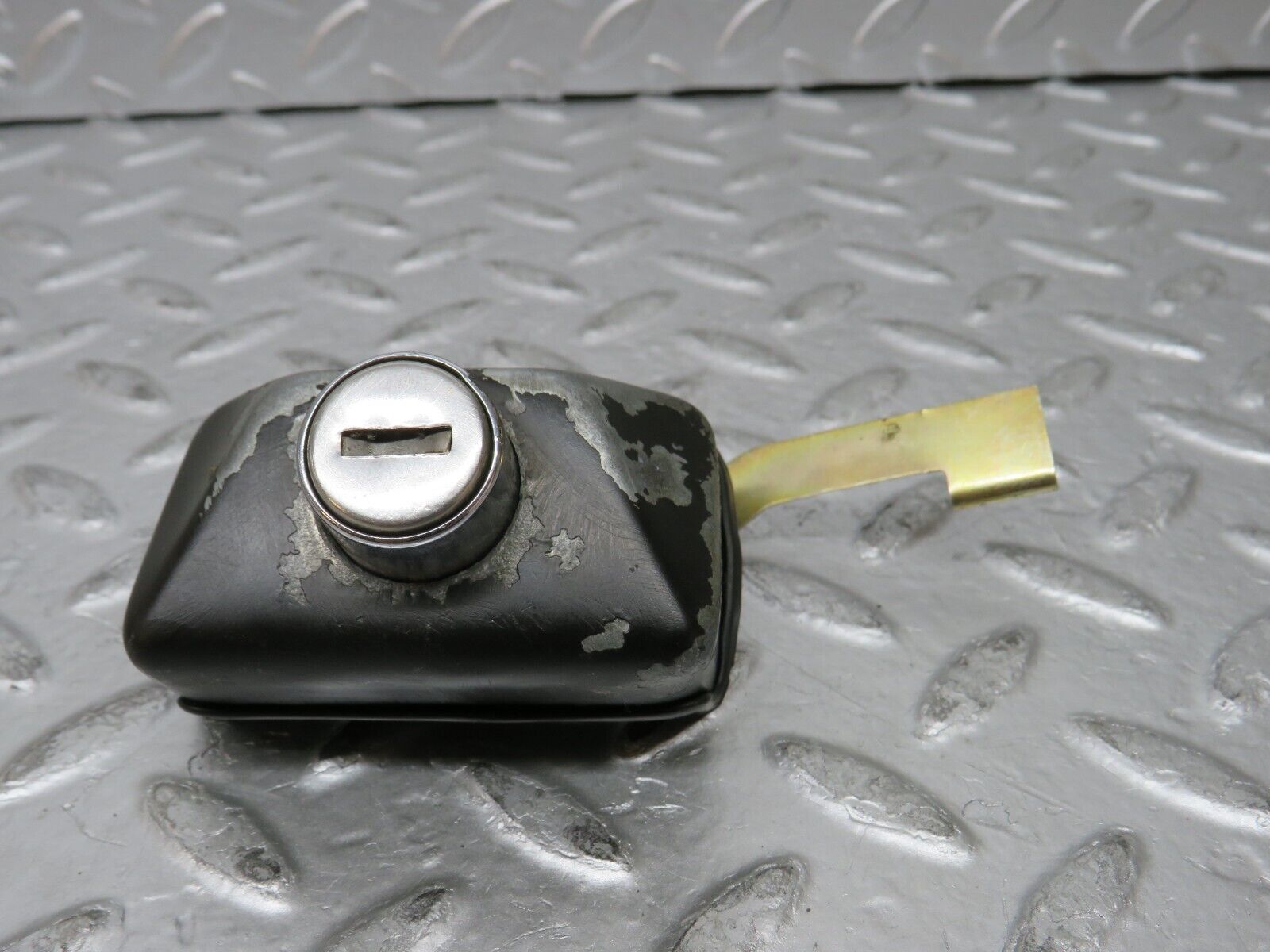 26905 Mercedes-Benz W123 240D Trunk Lock No Key 1237580096