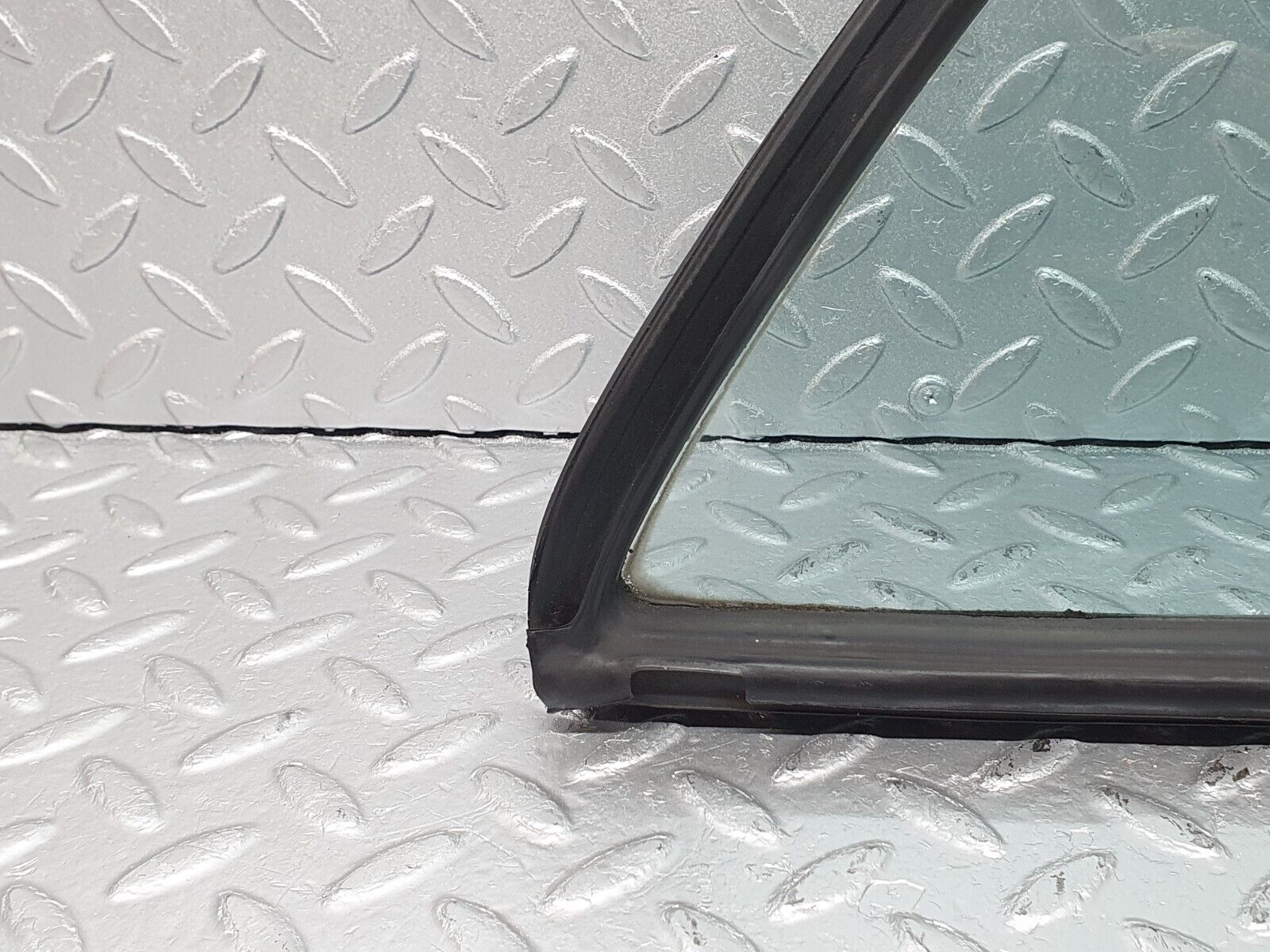 40777 Mercedes-Benz W123 300D Rear Right Quarter Window Glass 1237350224