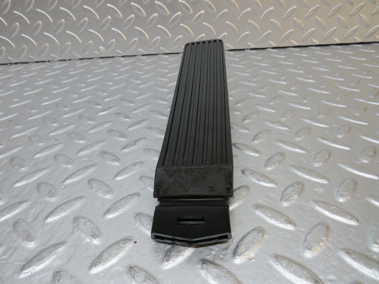 30638 Mercedes-Benz W201 190E 2.0L Accelerator Pedal & Rubber 1263000504