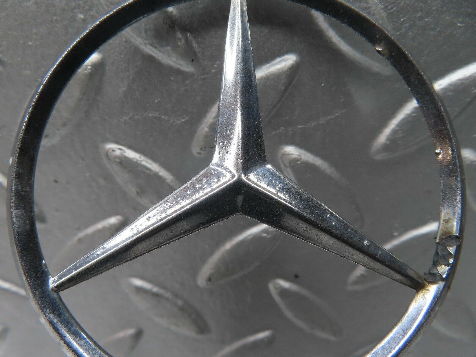 21544 Mercedes-Benz W126 300SE Front Badge Emblem 1238800086
