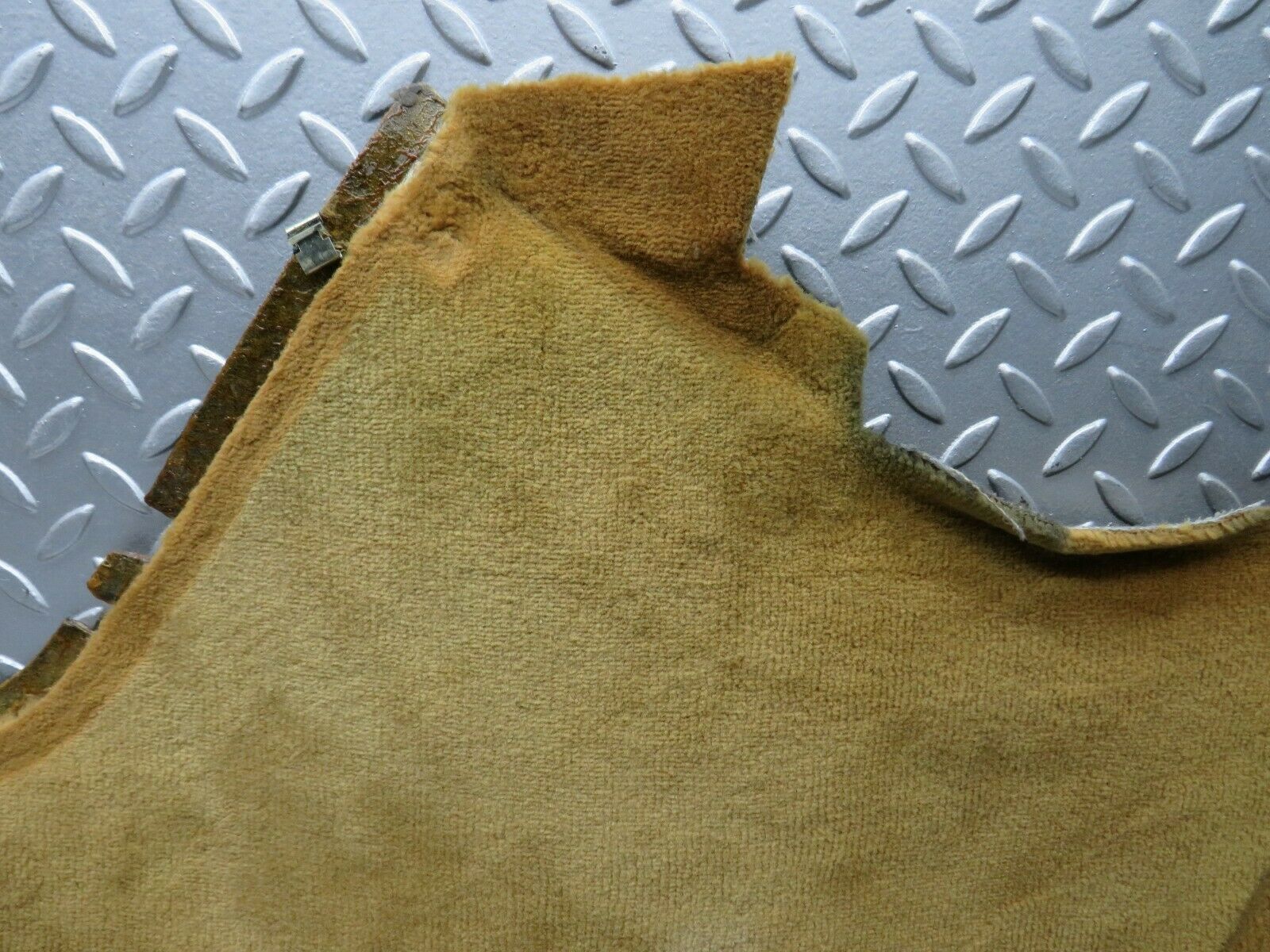 22129 Mercedes-Benz S123 280TE Centre Console Carpet Palomino Right Side