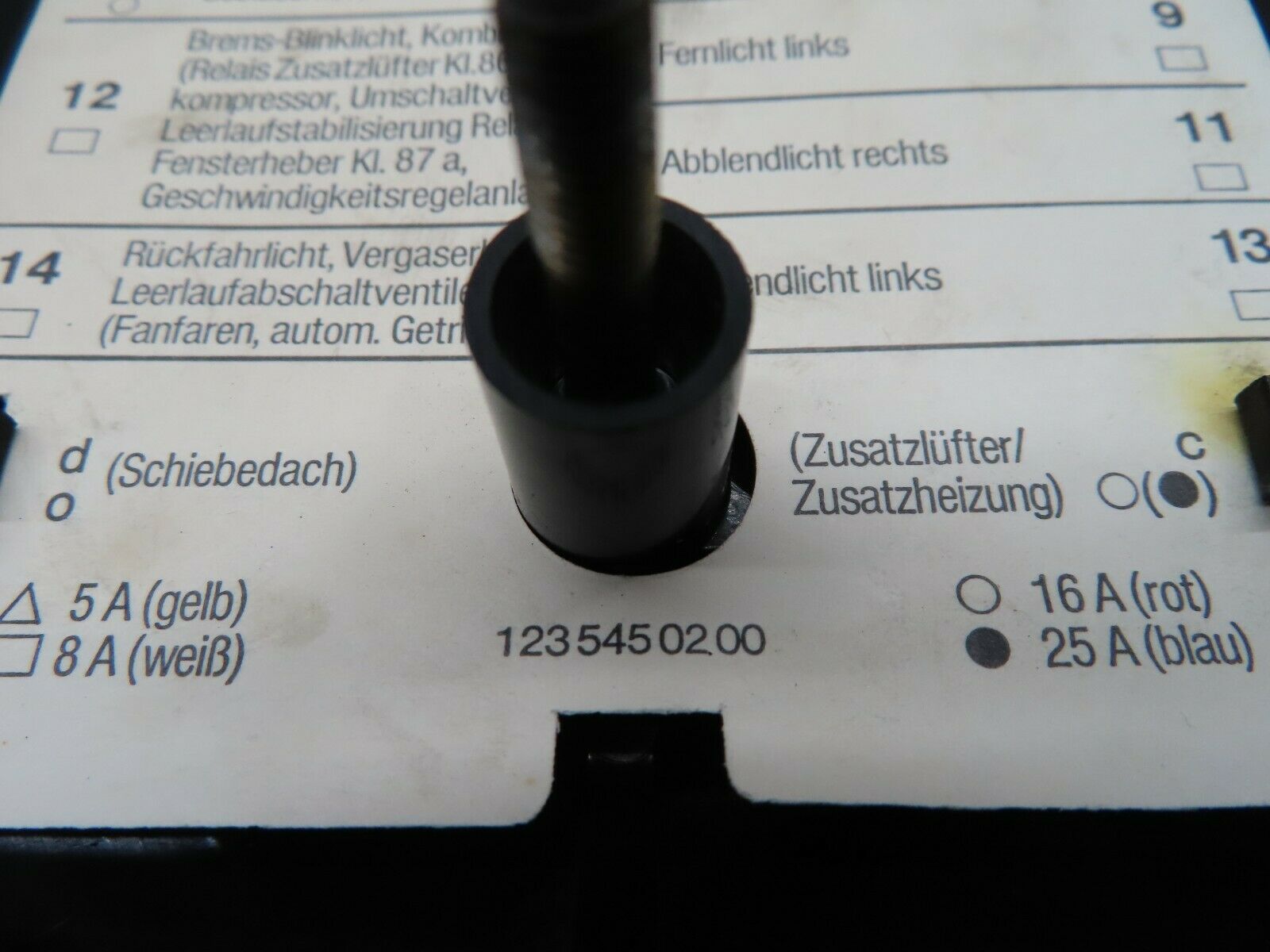 17973 Mercedes-Benz W123 200 Fuse Box Cover Lid 1235400082/1235450200