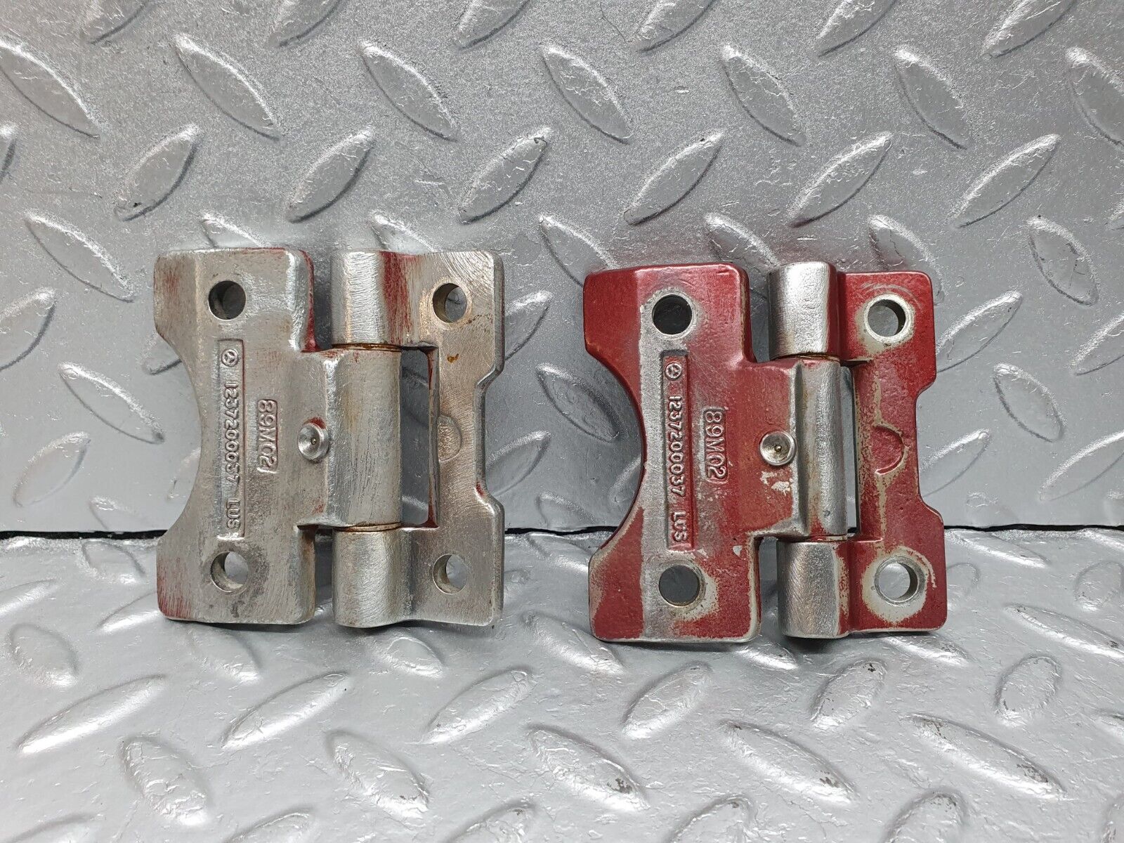 40949 Mercedes-Benz W126 300SE Door Hinge Pair Right 1237200037