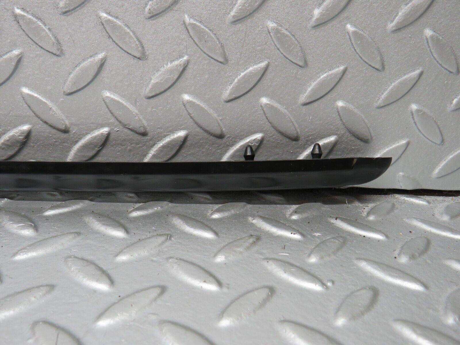 40639 Mercedes-Benz W123 300D Front Left Fender Wing Centre Moulding Trim