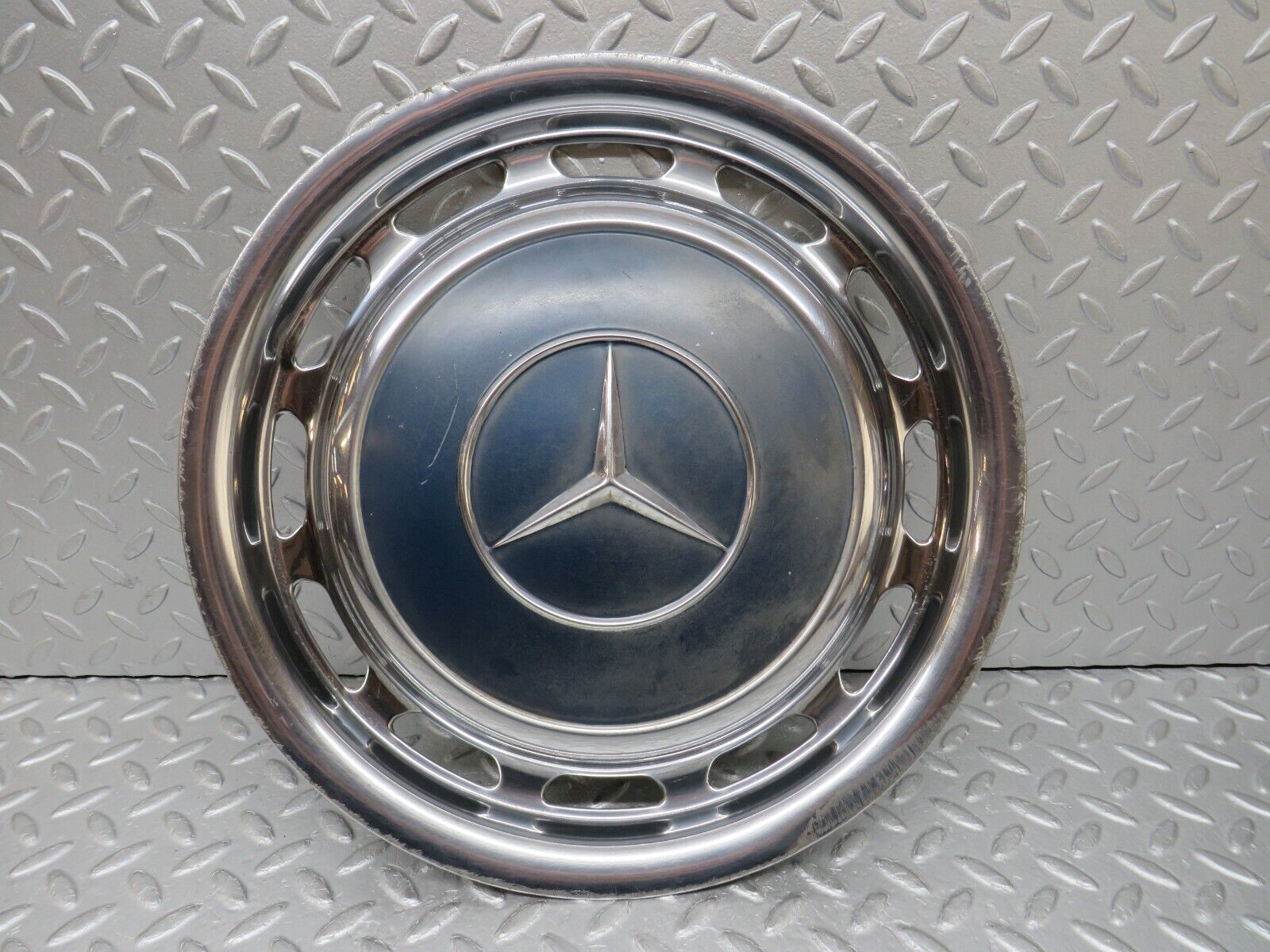 37464 Mercedes-Benz W109 300SEL Wheel Hub Cap 14"