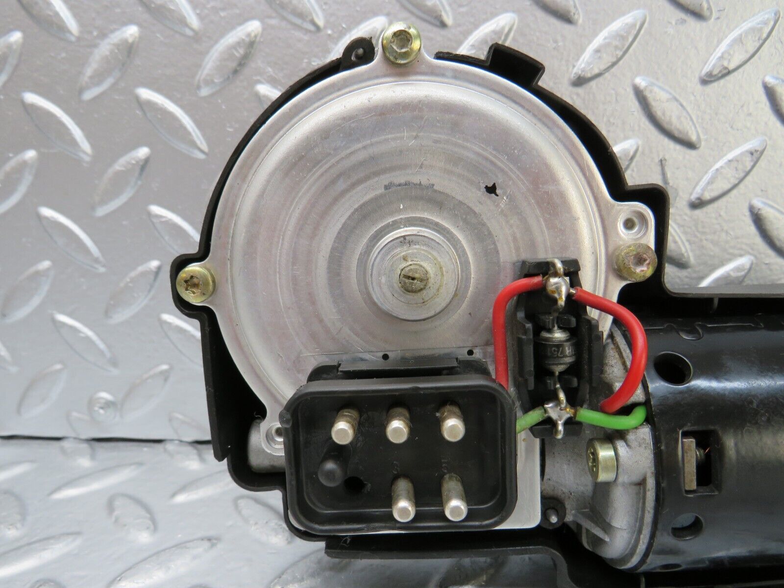 25766 Mercedes-Benz W124 280E Wiper Motor Bosch 0390241425 with cover
