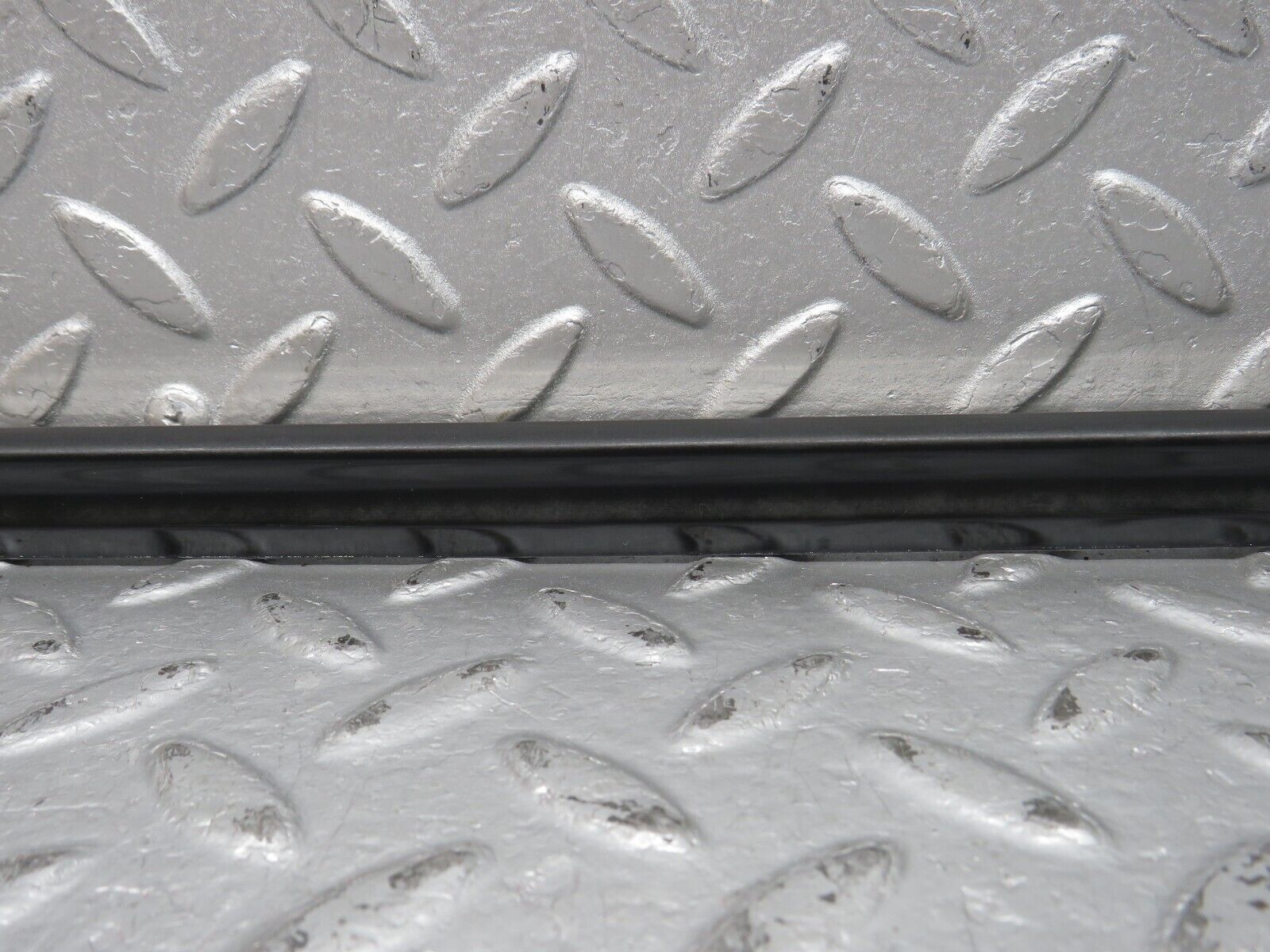 40641 Mercedes-Benz W123 300D Rear Left Door Centre Moulding Trim