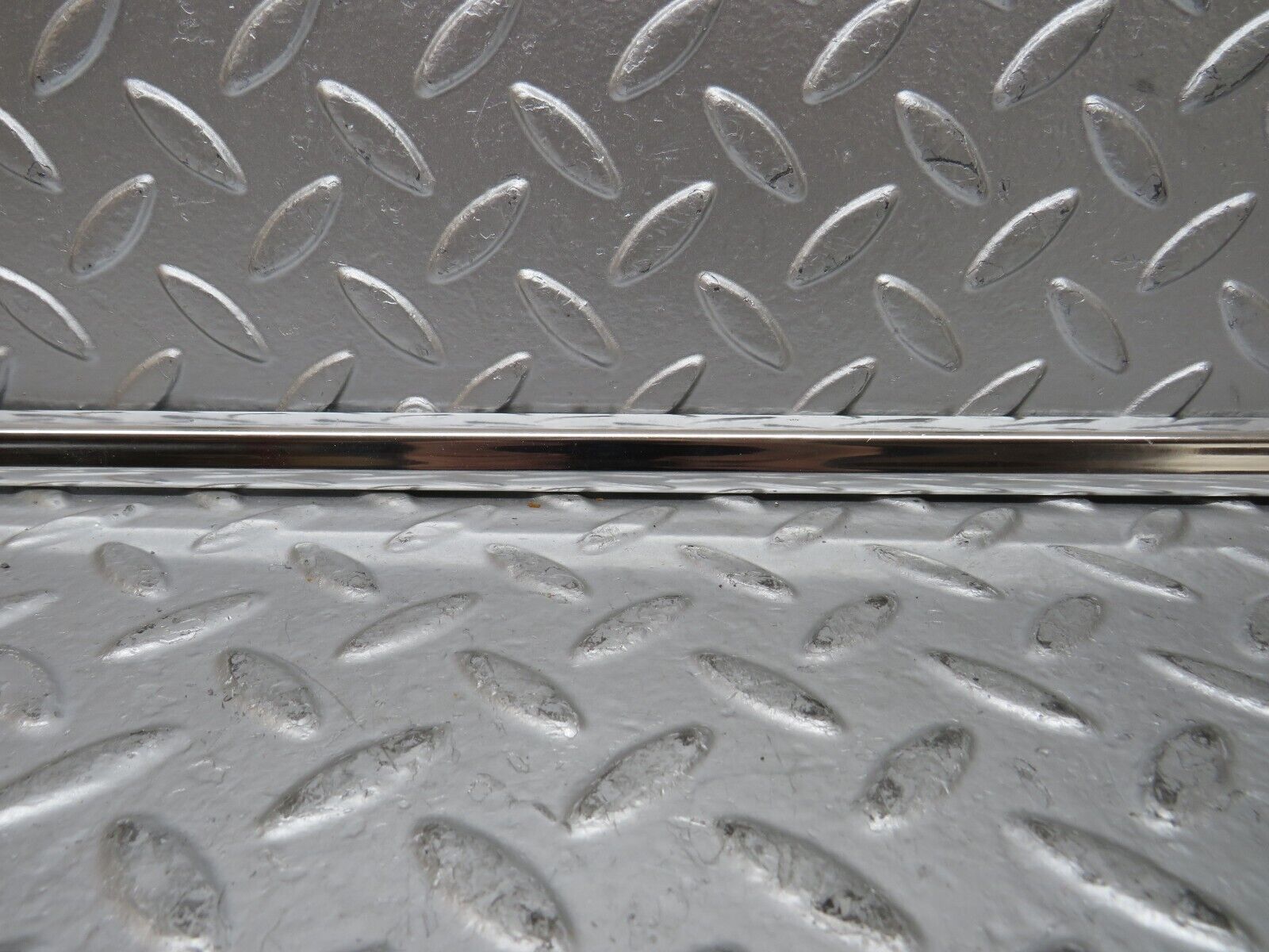 27115 Mercedes-Benz W123 280E Front Left Door Chrome Moulding Trim