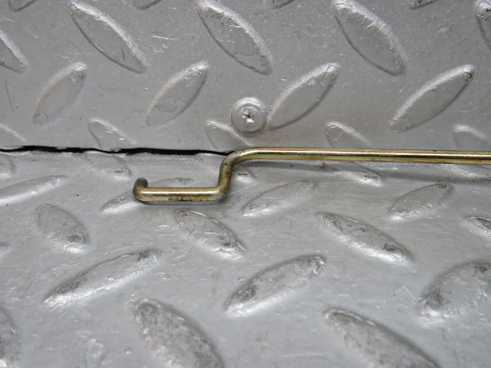 37773 Mercedes-Benz A124 320E Cabriolet Trunk Lock Vacuum Actuator