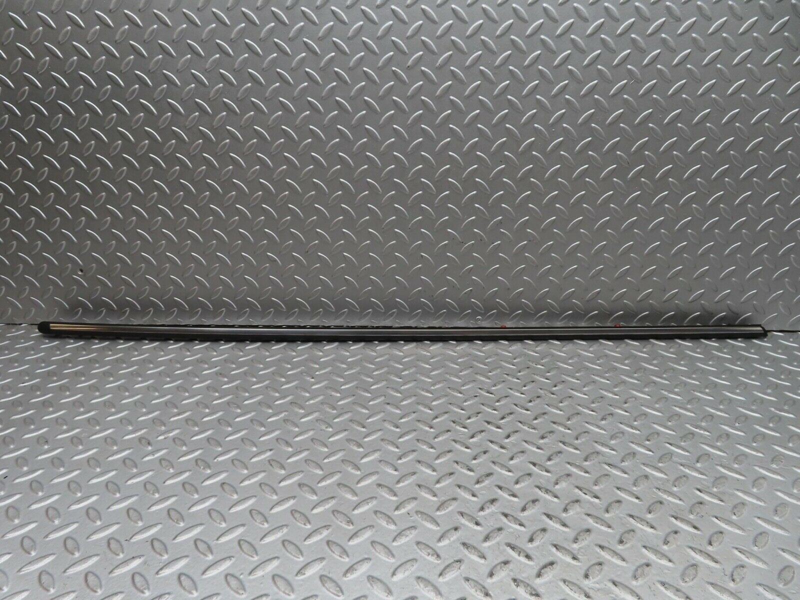 15834 Mercedes-Benz W123 280E Front Left Fender Centre Moulding Trim