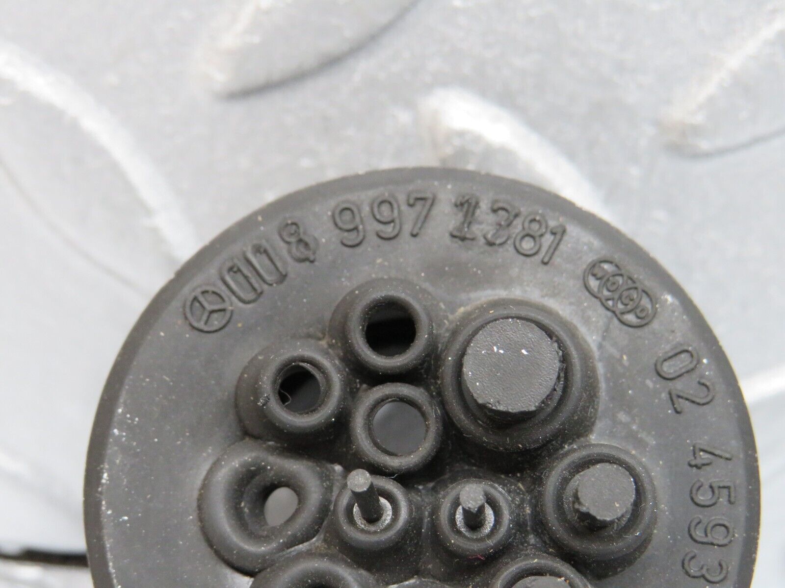 39781 Mercedes-Benz R129 320SL Coupe Firewall Rubber Grommet 0089971781