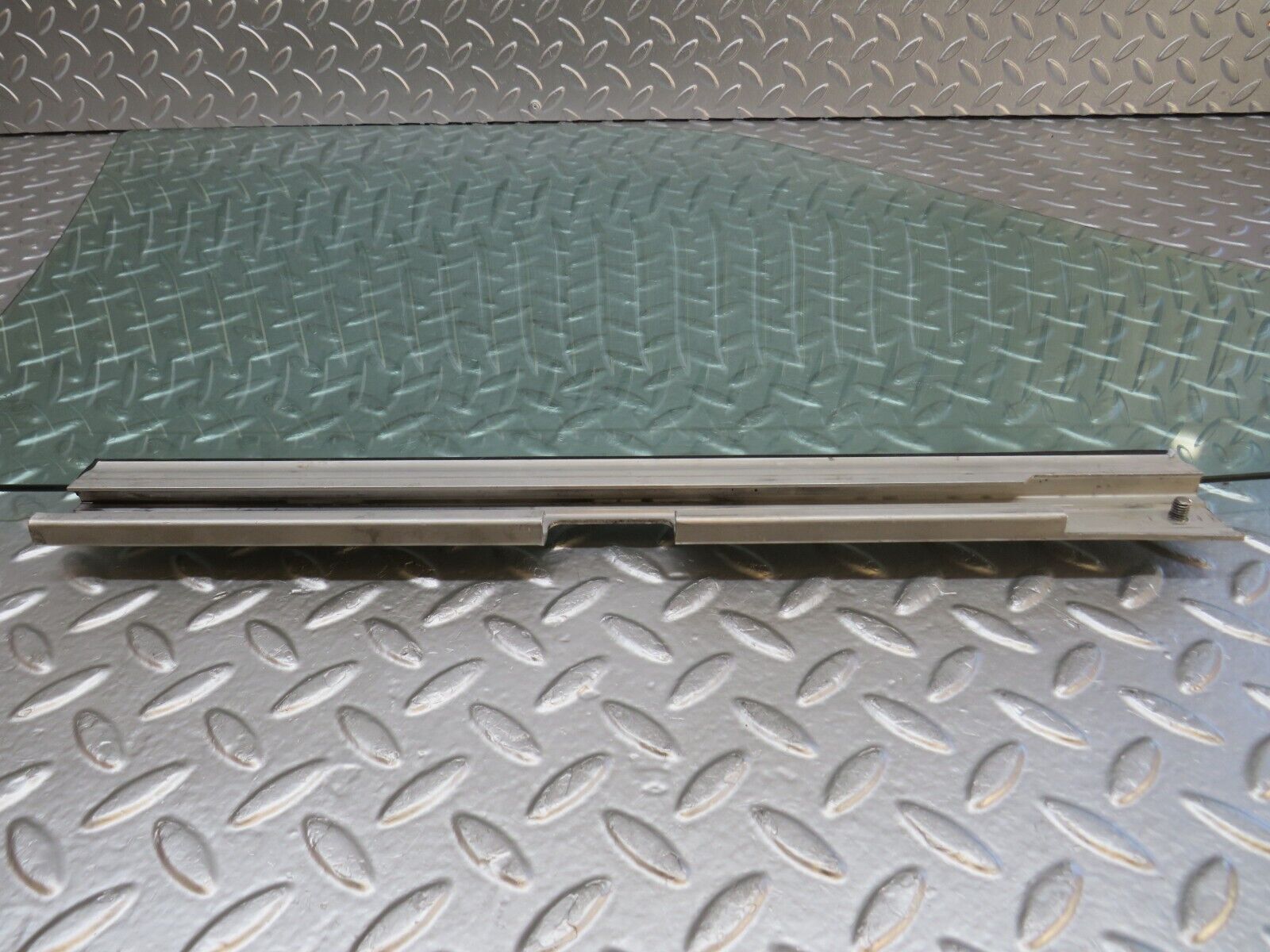 29262 Mercedes-Benz W124 230E Front Left Door Window Glass