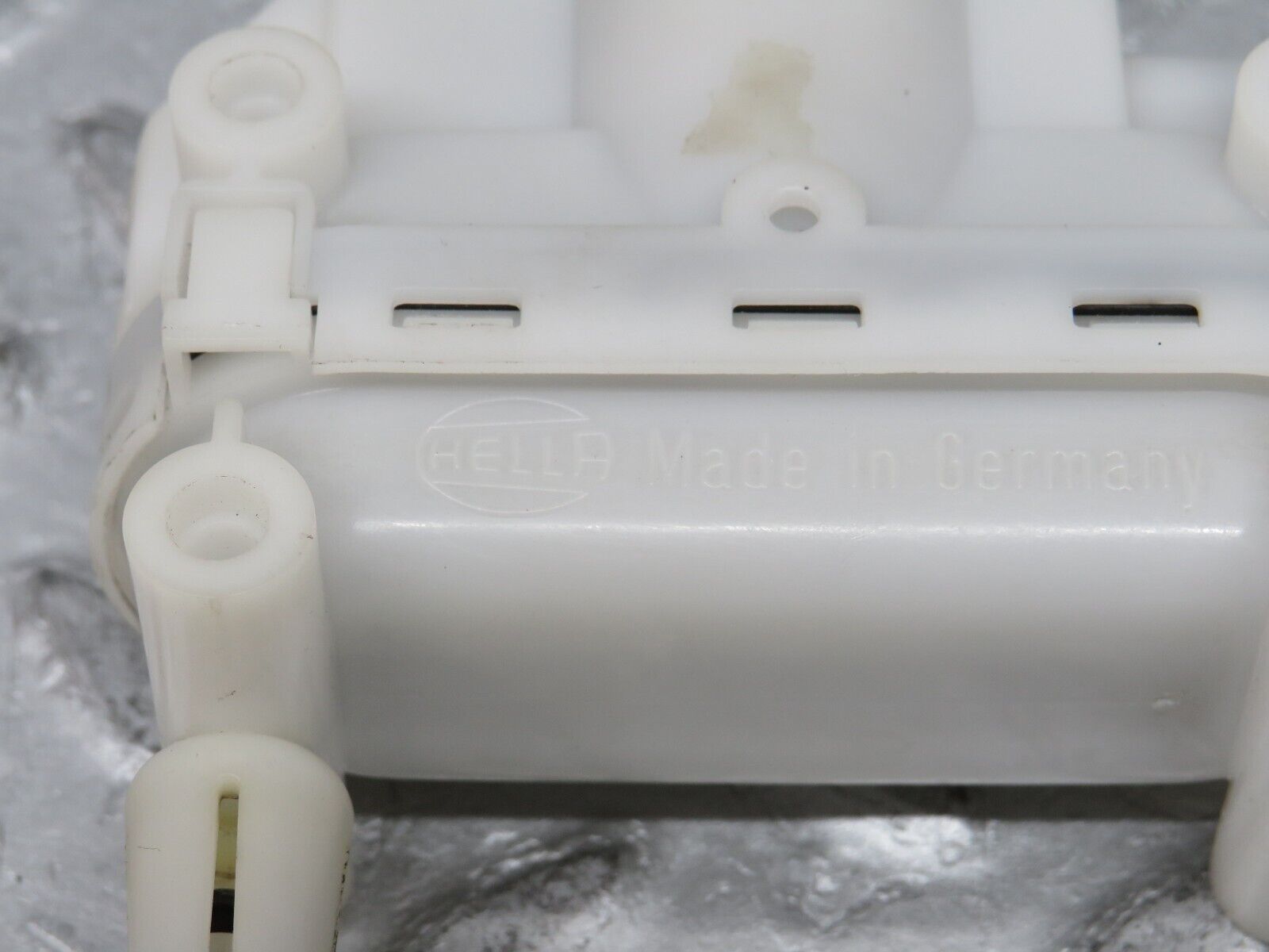 37771 Mercedes-Benz A124 320E Cabriolet Right Door Lock Vacuum Actuator