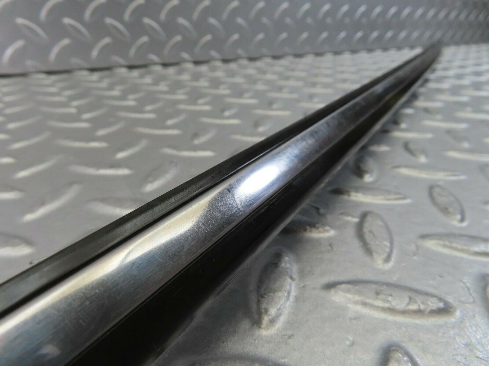 10275 Mercedes-Benz W123 Front Right Fender Wing Centre Moulding Trim