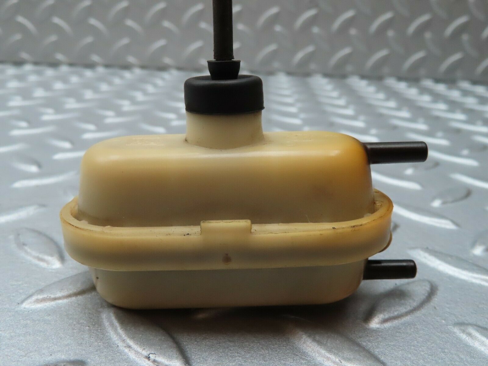 4199 Mercedes-Benz V123 240D LWB Fuel Filler Door Lock Actuator