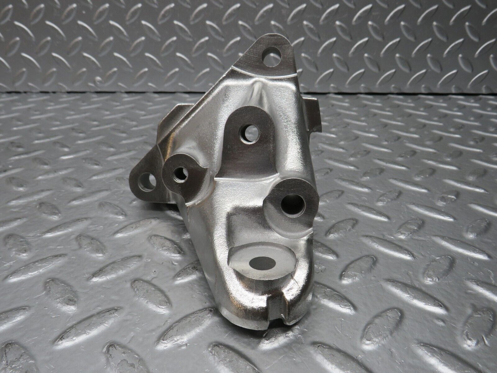 29413 Mercedes-Benz W124 230E Engine Mount Bracket Left Side 1022234104