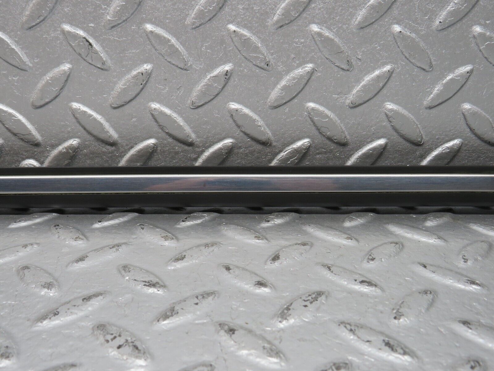 40641 Mercedes-Benz W123 300D Rear Left Door Centre Moulding Trim