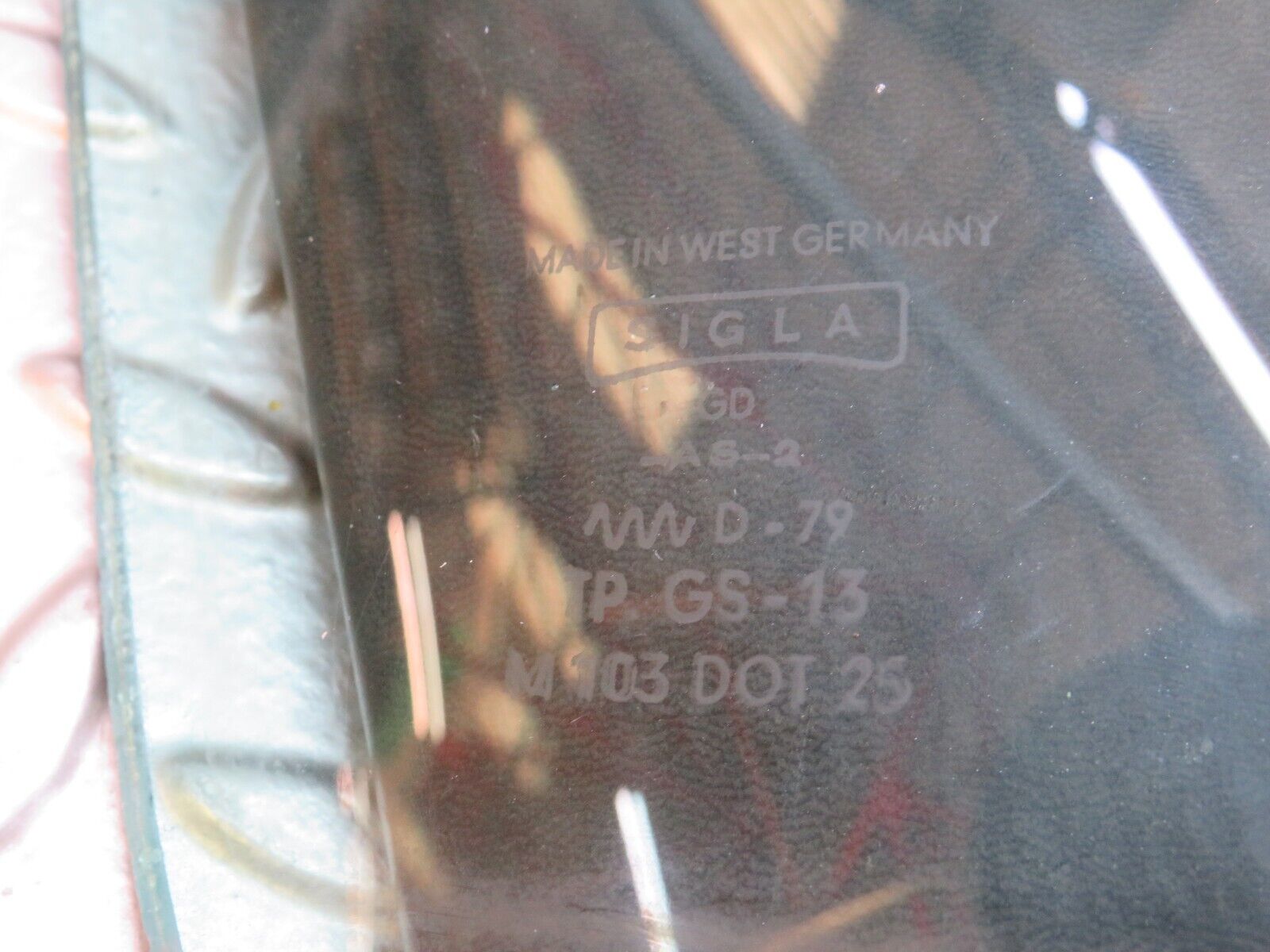 37522 Mercedes-Benz W109 300SEL Rear Heated Windscreen