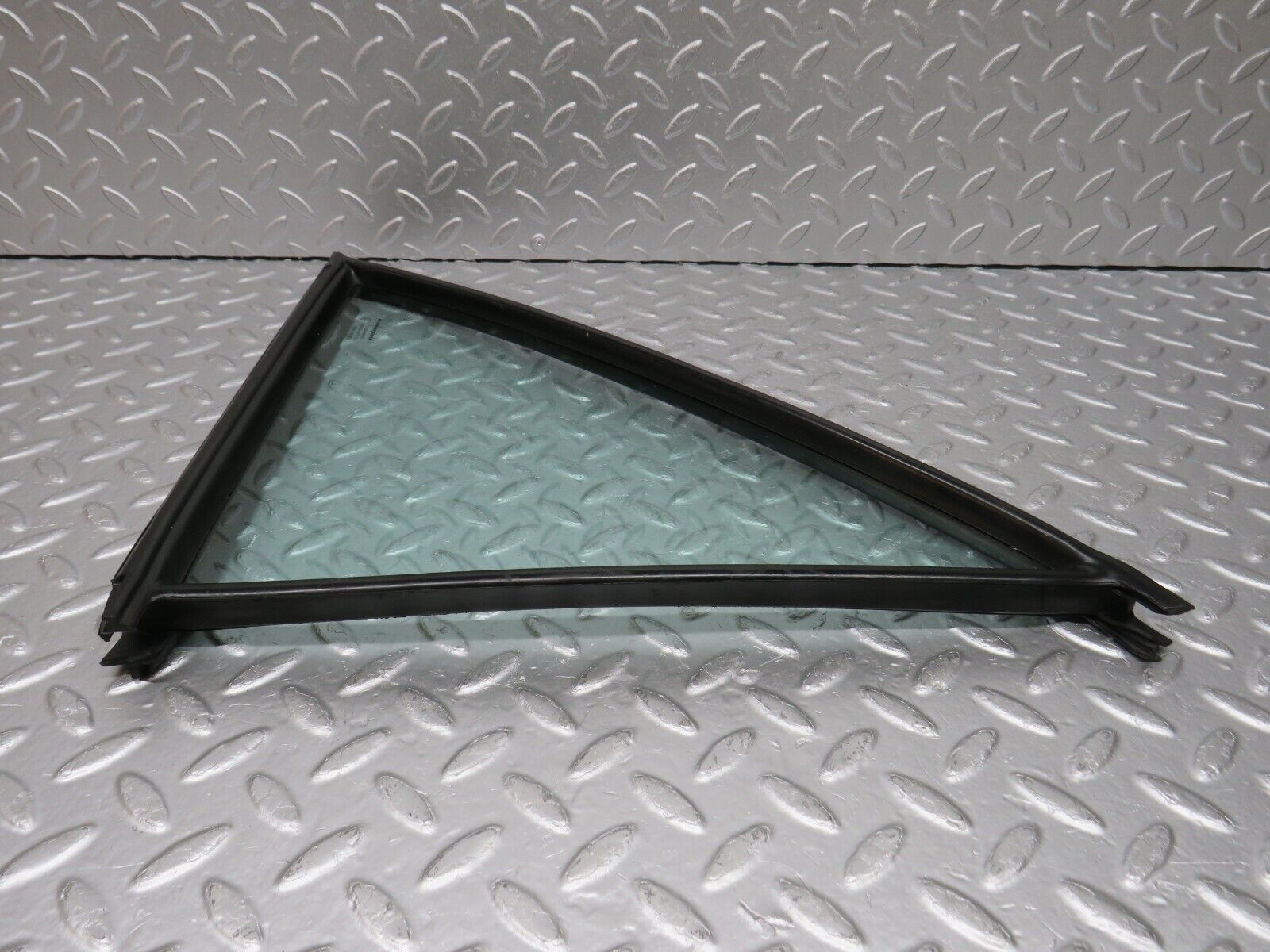 33140 Mercedes-Benz W126 Rear Right Quarter Window Glass