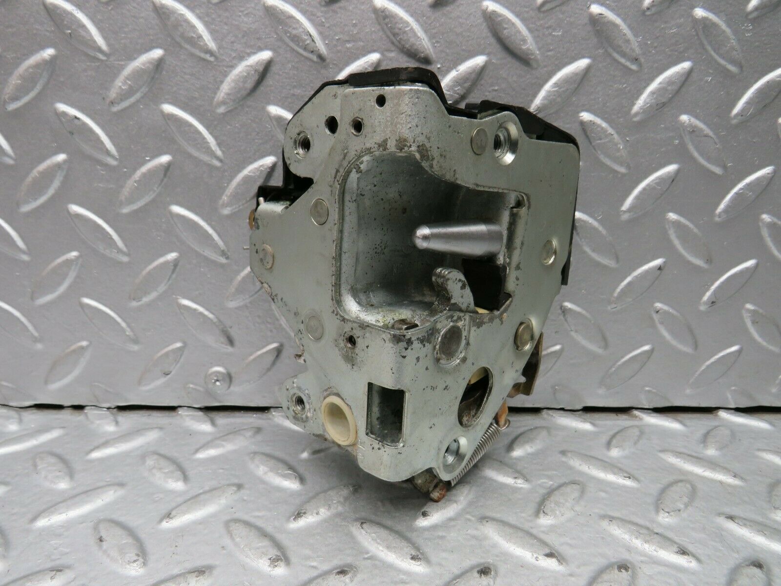 21981 Mercedes-Benz S123 280TE Front Right Door Lock Mechanism 1237230208