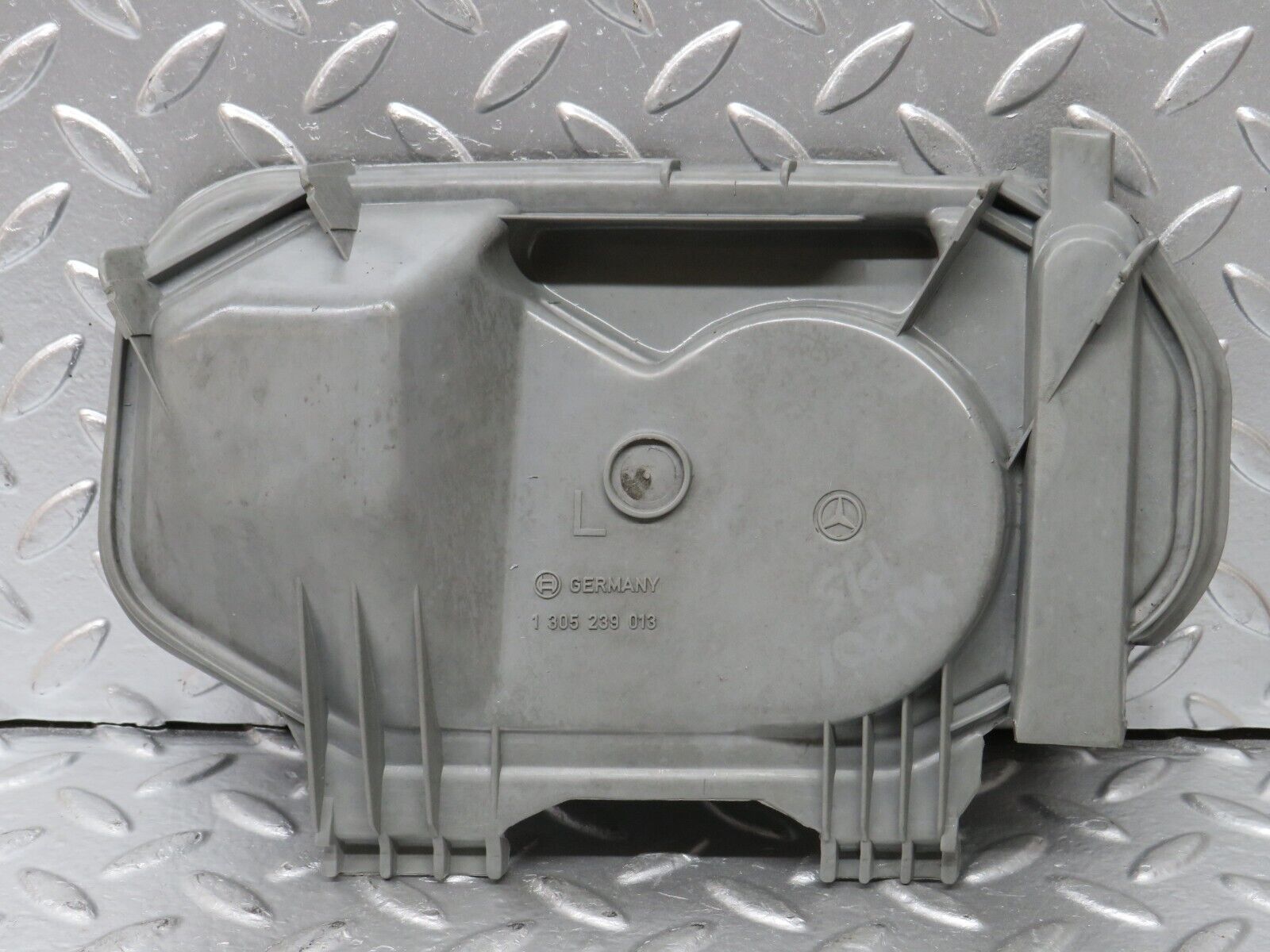 25157 Mercedes-Benz W201 190D Headlight Back Cover Bosch 1305239013