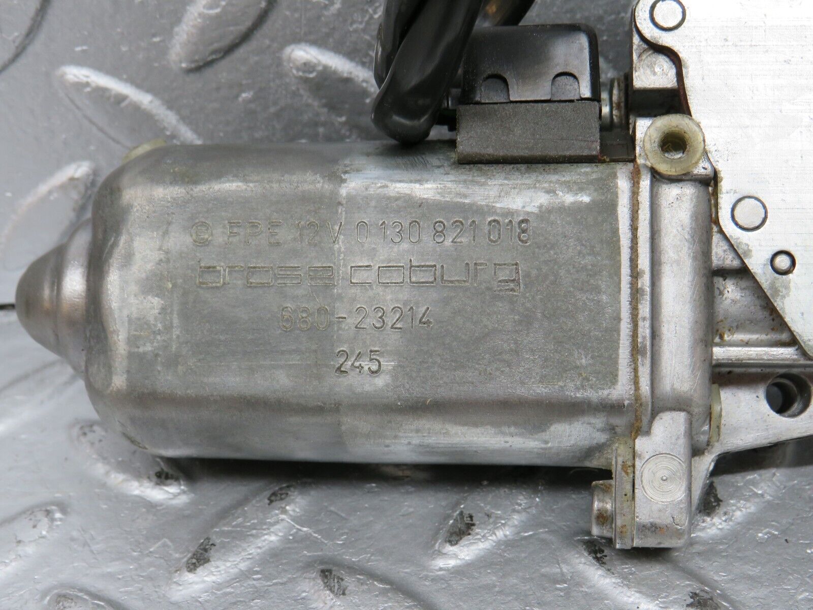 40592 Mercedes-Benz W123 300D Front Left Window Regulator Motor 0130821018